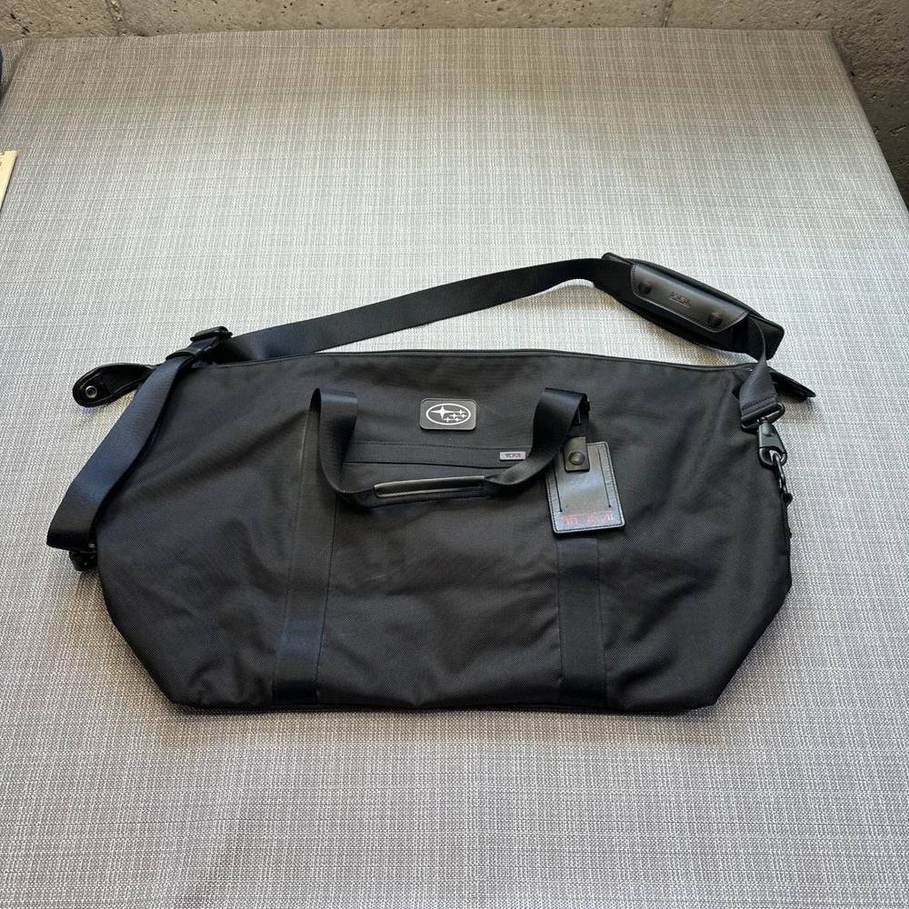 Tumi Subaru Black Ballistic Nylon Duffle Bag Travel Weekender Carry On Shoulder